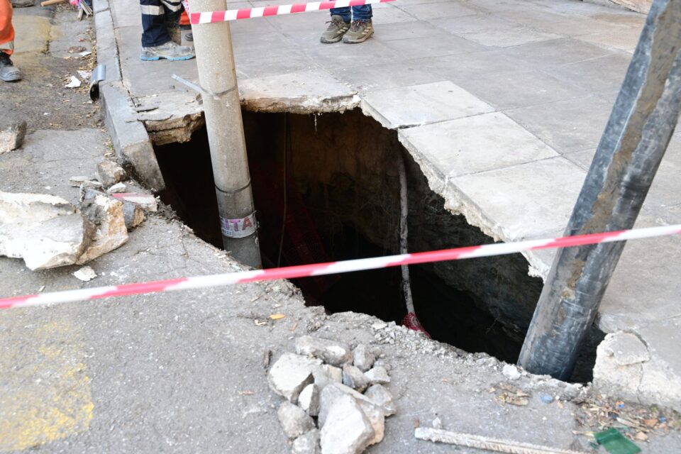 Νέα Μάκρη: Διακοπή κυκλοφορίας λόγω καθίζησης του οδοστρώματος