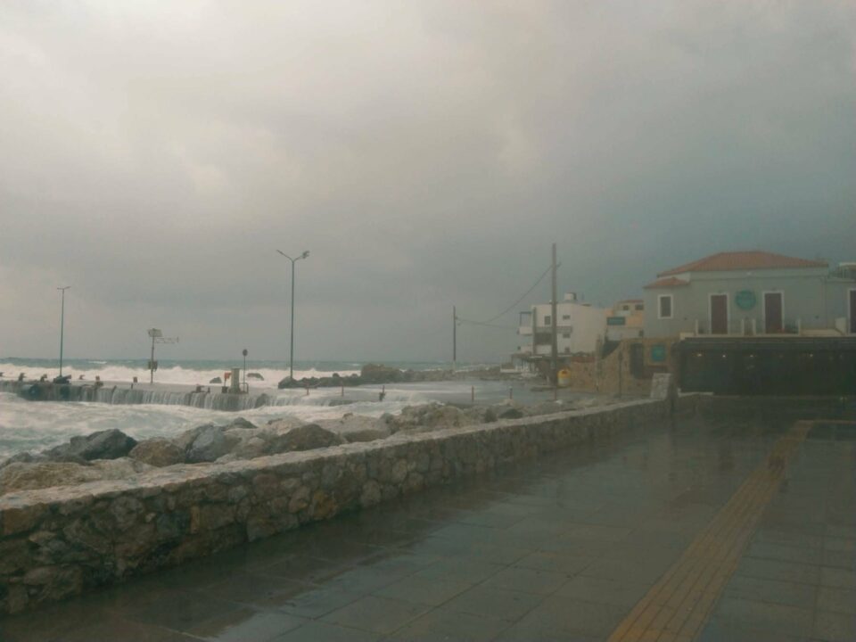 Προβλήματα από την κακοκαιρία στα Χανιά – Η θάλασσα “έβγαλε” πέτρες στον παραλιακό της Παλαιόχωρας